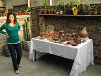Gimena junto a la ceramica que se va a hornear